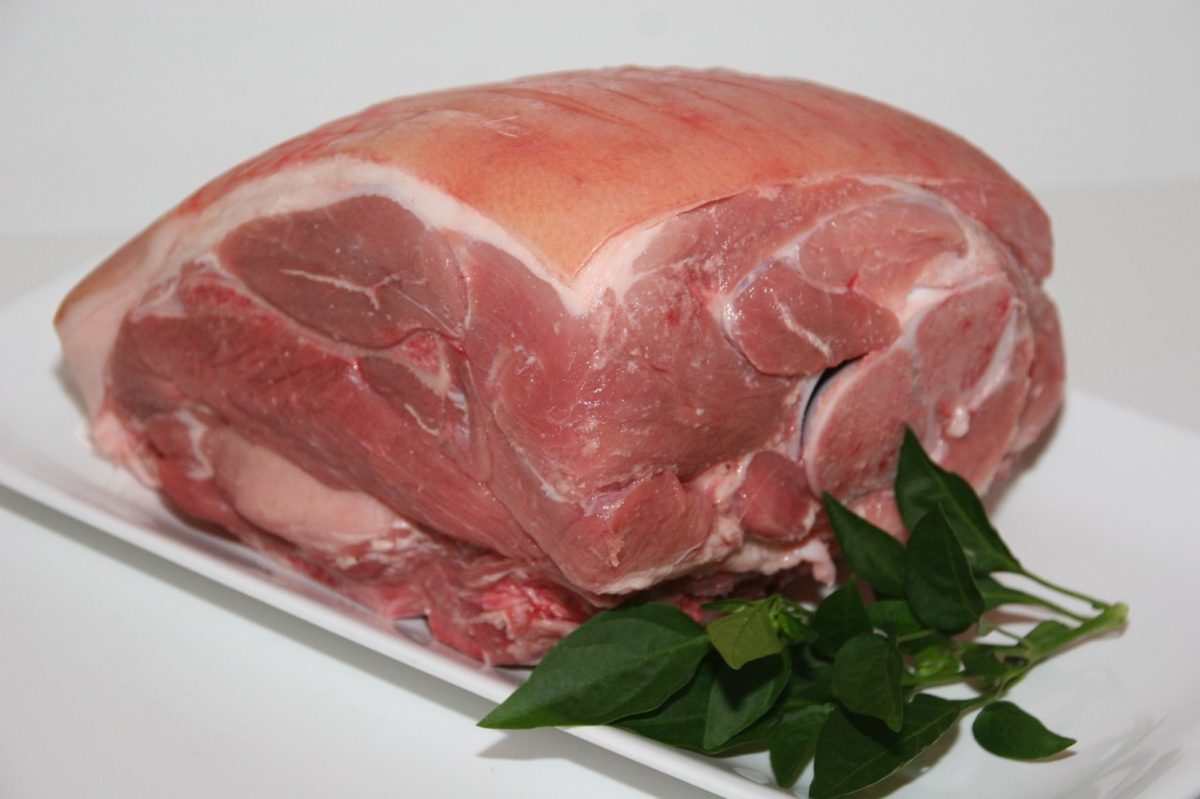 Nạc vai heo nguyên xương, còn da (Pork shoulder bone in, skin on)
